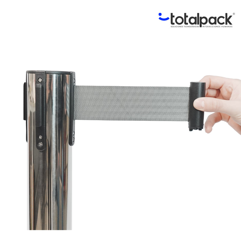 Separadores de filas metálicos cromados y negros con cinta retráctil extensible, ideales para control de acceso, organización de filas y delimitación de espacios. Postes separadores utilizados en bancos, oficinas, eventos, aeropuertos, centros comerciales y ferias. Solución práctica para mantener el orden y mejorar la experiencia del cliente. Venta de separadores de filas en Chile con diseño elegante, base estable y materiales de alta resistencia.
 separador de filas totalpack
separadores de filas toltalpac