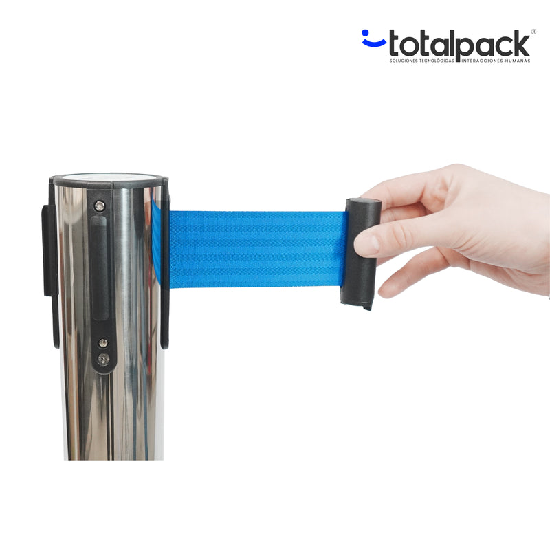 Separadores de filas metálicos cromados y negros con cinta retráctil extensible, ideales para control de acceso, organización de filas y delimitación de espacios. Postes separadores utilizados en bancos, oficinas, eventos, aeropuertos, centros comerciales y ferias. Solución práctica para mantener el orden y mejorar la experiencia del cliente. Venta de separadores de filas en Chile con diseño elegante, base estable y materiales de alta resistencia.
separador de filas totalpack
separadores de filas toltalpack