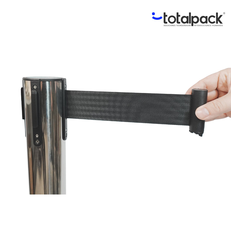 Separadores de filas metálicos cromados y negros con cinta retráctil extensible, ideales para control de acceso, organización de filas y delimitación de espacios. Postes separadores utilizados en bancos, oficinas, eventos, aeropuertos, centros comerciales y ferias. Solución práctica para mantener el orden y mejorar la experiencia del cliente. Venta de separadores de filas en Chile con diseño elegante, base estable y materiales de alta resistencia.
separador de filas totalpack
separadores de filas toltalpack